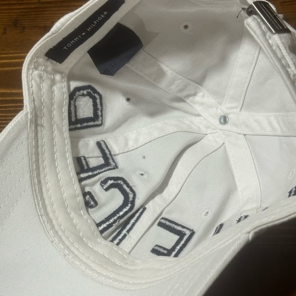 Tommy Hilfiger White Embroidered hat one size fits most - Picture 3 of 6